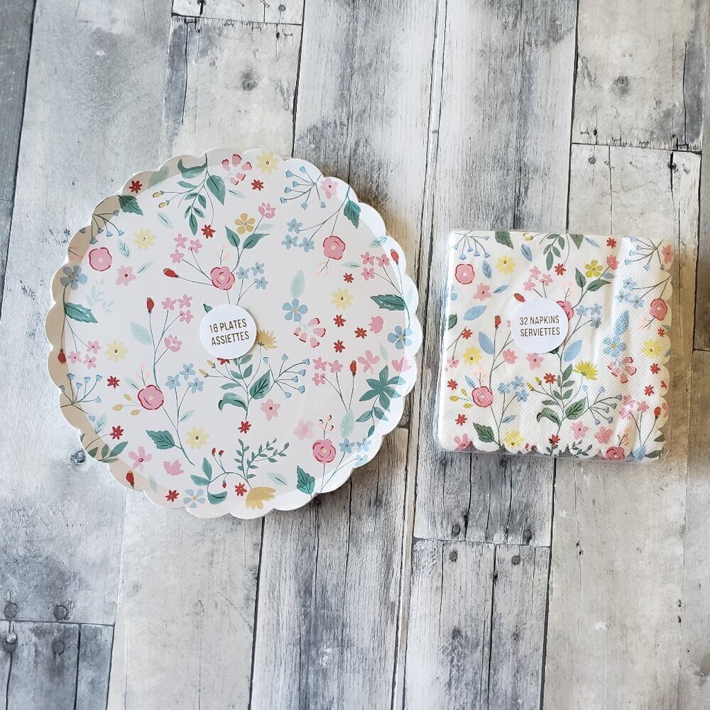 NWT - Meri Meri Floral Scalloped Plates (16) and Matching Napkins (32)